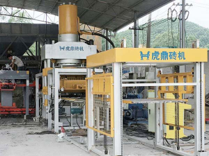 PC仿石磚機客戶現場生產混凝土仿石磚機